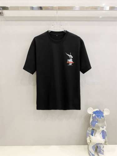 bur巴宝莉 博柏利高定面料 2025春夏新品上市时尚经典圆领短袖时尚单品设计，更加时尚舒适，高标准定制，上身非常有型，采用重磅280G双纱精梳棉材质 面料质感