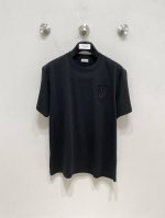 巴宝莉穿打底都是首选 高定面料纯棉面料！2025春夏新品短袖时尚经典圆领短袖时尚单品设计，更加时尚舒适，高标准定制，上身非常有型，胸前品牌经典Logo 图案 客