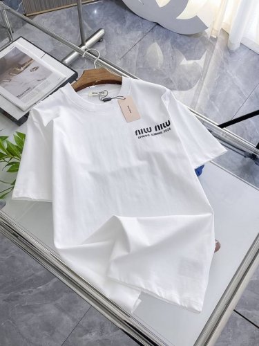 miu Miu 三标齐全。 2025夏季新款最新品短袖，专柜同步有售，原单狠货，时尚进口原版科技面料，上身舒适透气，原版定制五金辅料，上身帅气有型，三标齐全，推