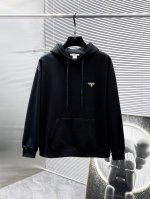 P200 普拉达 Prada Ss新款 长袖 连帽 卫衣，高端版本！专柜定制面料 透气舒适度高，细节无可挑剔，品牌元素设计理念，体现高品质。手感细腻柔软！呈现休