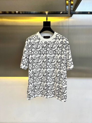 lv、2025春夏新品发售、重工短袖T恤。采用进口欧棉面料，温儒柔软 细腻柔软 上身自然是舒适 凉爽，满幅印花Logo时尚立体。颜色十分清晰，非常的凸显整体的造