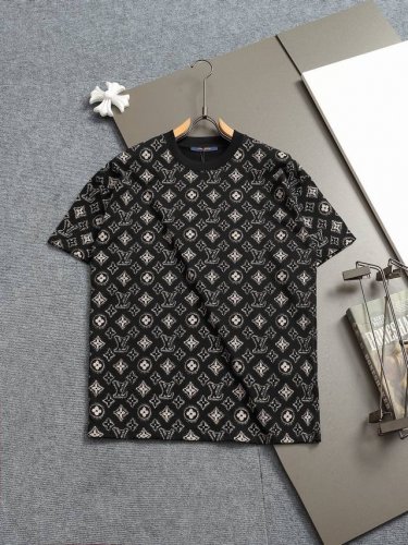 Louis Vuitton 路易威登 1V 微宽版型Xs S M L 25Ss 1V 新品专柜走秀款 满印短袖T恤 男女同款 短袖不在千篇一律的大众脸 而是一定