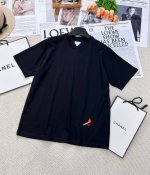 Bv 新款小火柴绣花圆领短袖T恤 轻盈质地纯棉质面料 精棉面料通常具有较好的吸湿性 透气性 保暖性和耐磨性 同时也比较柔软和光滑 复古精棉面料比较厚实的棉质面料