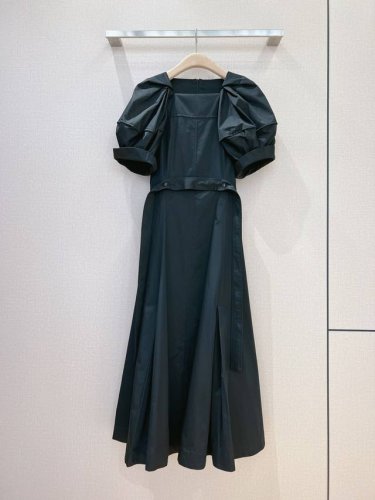 早春新品 黑色来货啦 3.1 phillip Lim新款连衣裙 早春女褶裥府绸棉质中长连衣裙，公主泡泡袖设计、正面饰有绑带、简明褶褶下摆线条，低调用色瞬间优雅的