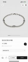 Gucci G家新互扣式双G手镯 高品对版 互扣式双G是品牌的标志性元素，表达对创始人Guccio Gucci先生的崇高敬意。这款马衔索链手镯采用纯银材质，巧妙