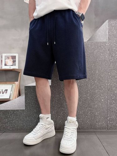 新品 lv 男士精品休闲裤顶级面料休闲短裤 最新款上身版型无敌正绝对可以闭眼收的一款此款裤子非常百搭 弹力腰围,日常上班户外运动都可以穿着 是时尚休闲与户外运动