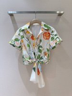 Cara*Ca*Ra*新品New~ 短袖印花衬衣，棉布质地、时尚小翻领前门禁纽扣设计，下摆处采用打结设计，凸现腰部线条，可灵活搭配同系列高腰半裙，即舒适又透气，