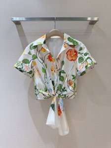 Cara*Ca*Ra*新品New~ 短袖印花衬衣，棉布质地、时尚小翻领前门禁纽扣设计，下摆处采用打结设计，凸现腰部线条，可灵活搭配同系列高腰半裙，即舒适又透气，