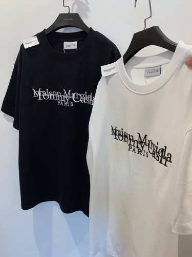 25夏款 发 新品上新 Maison Margiela马吉拉 X Tommy Cash联名款刺绣Logo短袖T恤 重磅精梳280G纯棉双纱面料 百灵达万针刺绣工