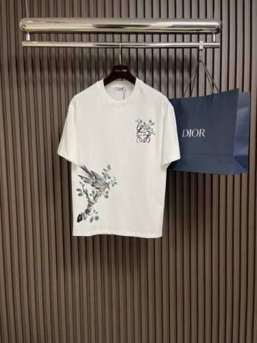 loewe 罗意威 2025Ss手绘涂鸦刺绣Logo短袖T恤，采用180克迈巴赫爽棉面料，前幅采用进口机数码直喷，经5次打版调色，由深至浅，渐进过程自然而又丰富