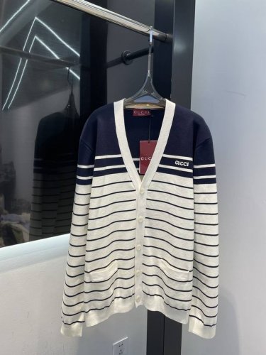 gucci春季新款开衫 学院风来袭～明星张凌赫同款 满满的少年感 颜色搭配点缀高级上档次 做工细节处理的特别到位 夏天时髦精们必备的单品 Sml