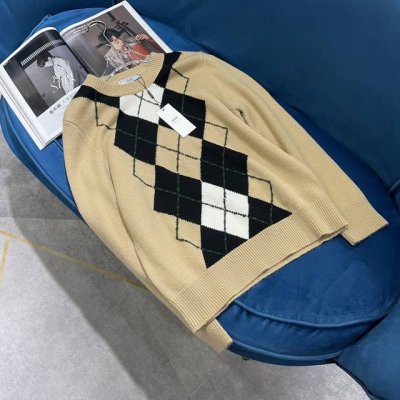 ami* 菱格针织圆领毛衣定制Yb羊毛针织材质 多重水洗 柔软舒适 圆领长袖套头毛衣剪裁 领口袖口螺旋纹包边 细致温柔 胸前增加菱形图案多重撞色 可爱减龄 丰富