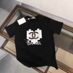 Chanel 香奈儿 24Ss夏季新款圆领短袖T恤！270克重磅高端纯棉面料，手感质感都极完美！修身裁剪设计干净利落！时尚又好看！走线做工非常精致！版型效果超赞