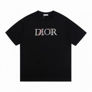 上新 本地最 dior迪奥新款胸前渐变色花卉字母刺绣短袖 多样的花朵为Dior标识上衣赋予挚爱浓情 宽松版型显瘦包容性极好 圆领设计修饰了脖颈线条 胸前的立体刺