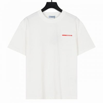 prada 普拉达 25Ss 胸口红色饰条刺绣短袖 胸前经典红色刺绣字母Logo，典型精准的英式版型裁剪，各年龄段均可驾驭，满足任何日常生活工作场所穿着所需，上