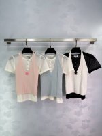 chane*挂脖设计短袖上衣，三色可选：粉色、蓝色、黑色。适合夏季，修身显瘦，时尚感满满。短袖设计，轻松舒适。适合各种风格搭配，经典小香风设计。3色3码Sml