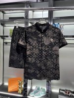 直 Lv路易威登 2025官网同款.世界知名奢侈品牌.夏季男士丝光高品质货翻领套装 采用进口原单面料 当季时尚潮流款 百搭爆款 简洁大方 精密的车工 让您走在时