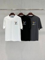 新品 香港洋行渠道货，2025春夏新款V登彩色花卉标识涂鸦男士纯棉圆领短袖T恤。这款T恤衫采用客供定制平纹针织棉布，不仅触感柔软舒适，更在透气性与吸湿性上表现出