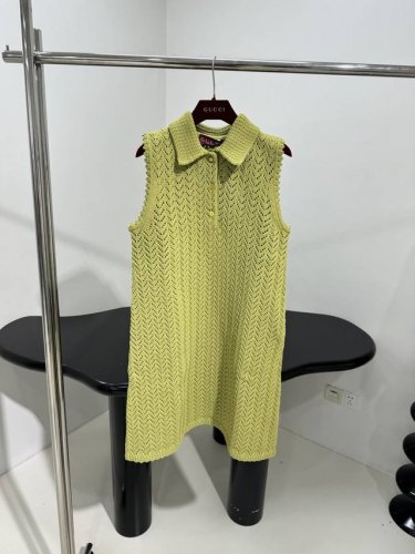 25新品羊毛混纺polo背心裙 定制春夏可穿的羊毛混纺面料 全身镂空钩花图案 配有同色系吊带里裙 修身弹力版型 polo领口 纽扣开合 推荐入手 芥末绿 Sml