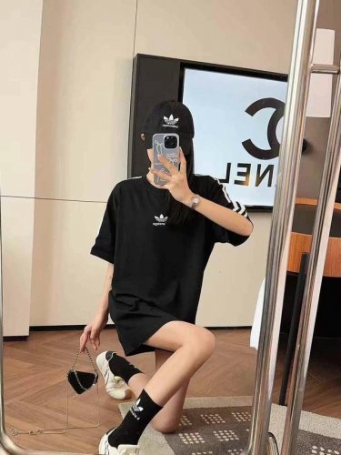上新 ad 联名巴黎世家刺绣大版T配帽子袜子 颜色 白 粉 黑 蓝 码数 Sml s码推荐 80~100 m码推荐 100 115 l 码推荐 115 135