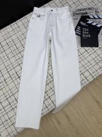 休闲搭配推荐 Loew*25Ss 撞色刺绣Logo休闲哈伦裤 时髦搭配太需要这一条了 采用牛仔棉面料 经过洗水后手感很舒适 后袋金属Logo 质感在线 束脚哈伦