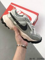 真标带半码 耐克Nike Tc 7900新款老爹鞋 织带与对勾交错穿插 以及它的走线和收口 看起来都非常的有设计感 很高级 鞋底用了厚实的泡绵不仅可以缓震 更提