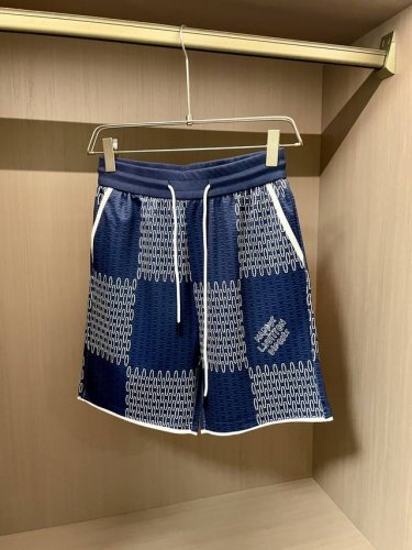 Lv 重磅推荐！2025Ss夏装新品 专柜在售 最新系列图案Logo短裤 必须人手一件的节奏！进口顶极高密度纯棉面料，极为亲肤舒适 摸上去非常的细腻，质感很好，