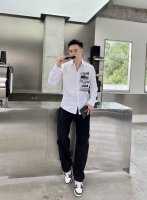 迪奥 专柜最新款男士必备款衬衫 100%天然棉 舒服透气 原单狠货 原版面料 柔软舒适 上身高端又奢华 足够场面的档次 这款衬衫无不骄傲的让你满意有面子 尺码