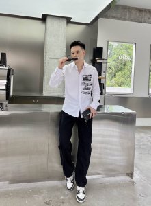 迪奥 专柜最新款男士必备款衬衫 100%天然棉 舒服透气 原单狠货 原版面料 柔软舒适 上身高端又奢华 足够场面的档次 这款衬衫无不骄傲的让你满意有面子 尺码