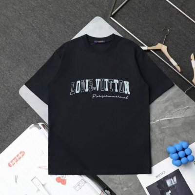 上新 Louis Vuitton Lv 路易威登 春夏最新情侣款字母短袖T恤 全套定制辅料～设计前卫时尚！精致品牌Logo图案印花工艺设计～定制纯棉面料，立体的