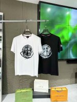 Moncl*R 蒙*口 2025 春夏新款男士短袖T恤！高端潮物，众星追捧时尚款！各大明星网红人手一件的出街单品。高级定制丝光棉面料，手感细腻柔软，上身挺括有型
