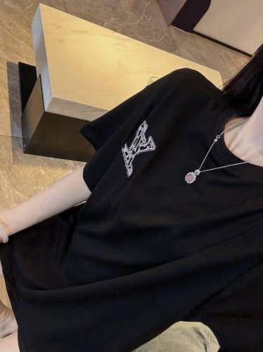 Louis Vuitton路易威登新款重工提花刺绣Logo短袖T恤 越穿越喜欢提花刺绣真的吸精 高级感轻松拿捏 背后好帅的一件短袖耶 前后重工刺绣Logo这么好