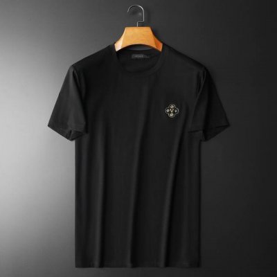 siji 高端品质牛货2025春夏新款Lv新贵推荐！标志刺绣圆领短袖T恤衫. 简约风的设计领口织带点缀胸口经典标志刺绣设计 很吸引眼球 合体的版型，面料采120