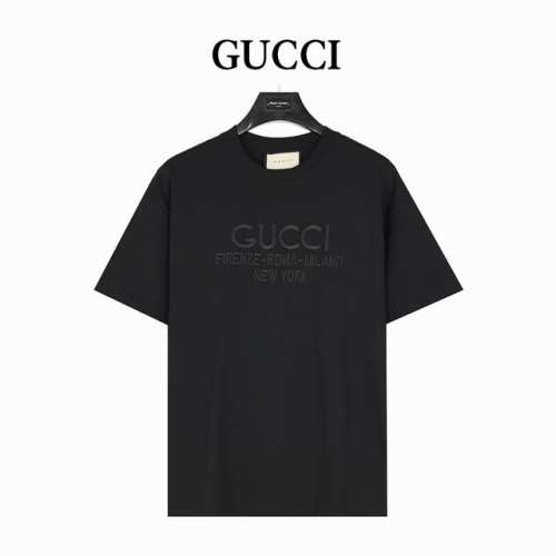 gucci 古驰 25Ss 暗纹Gucci城市刺绣短袖T恤 休闲装与T恤巧妙融入简约廓形，搭配时尚靴子与大号肩背包， 率性驾驭多种时尚型格。这款以米白色重磅针织