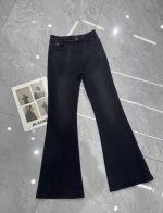 Chane*家喇叭裤来啦 新品口袋喇叭裤 又是一条神裤 喇叭裤绝对是春夏辣妹百搭显瘦神器 辣妹必须人手一条 一条高品质的牛仔裤不仅细节满满 版型也超重要 很好的