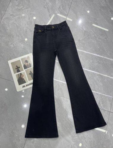 Chane*家喇叭裤来啦 新品口袋喇叭裤 又是一条神裤 喇叭裤绝对是春夏辣妹百搭显瘦神器 辣妹必须人手一条 一条高品质的牛仔裤不仅细节满满 版型也超重要 很好的