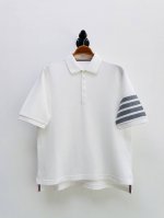 tb·嵌边织带装饰翻领T恤、 原工厂剩余面料 定制定染 纯棉双珠地、蜂巢纹理、质密而柔软、 左袖上有白色四条纹细节，五粒扣纽扣门襟，侧面开衩饰，标志性条纹罗缎边
