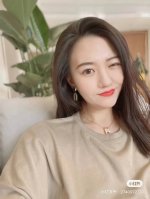 代购版本Herme*爱马仕珐琅弧形H项链，专柜在售3千 把原来的钢链 换成了黄金色链，相对来说更有垂坠感，所对应的H珐琅外围包边也是同色系，专柜版本链子可调节！