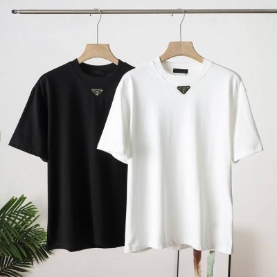 顶级最高版本 普拉达 prada 经典胸前金属三角Logo套头圆领半袖T恤短袖 男女同款 情侣款 宽松版型 最高版本 原版面料 高版本 高品质 所有细节 面料辅