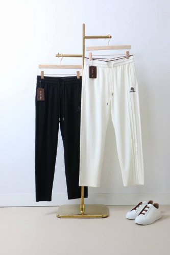 L p2530新品 极简运动打造出清爽的摩登Stay！穿上新颖 时髦面料舒服透气，面料不会起球 裤子的车线都是精细。穿着非常舒适 低调不失奢华 穿出去非常有档次