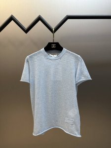 Chanel 小香 春夏糖果色系轻纱短袖 夏季新款的糖果色系针织蕾丝Logo短袖上衣 简直是甜美与时尚的完美结合 这款短袖上衣采用了甜美的糖果色系 让人一眼就爱