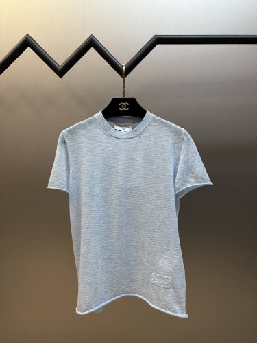 Chanel 小香 春夏糖果色系轻纱短袖 夏季新款的糖果色系针织蕾丝Logo短袖上衣 简直是甜美与时尚的完美结合 这款短袖上衣采用了甜美的糖果色系 让人一眼就爱