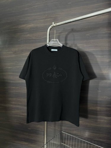 款号：He223 prada-普拉达胸前圆环小人刺绣圆领短袖 面料采用2 克双股双纱纯棉面料，手感舒适柔软，上身舒适透气，领口采用同缸同色罗纹，不紧绷，不变形，