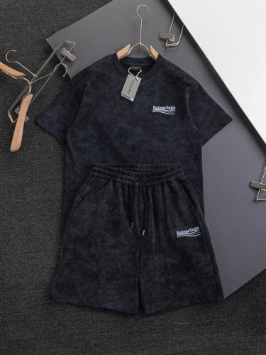 Balenciaga 巴黎世家 微宽版型S-Xl 套装 25Ss专柜同步走秀热卖款 前后幅波浪可乐字母Logo刺绣 后开袋 短袖短裤复古味十足 巴黎每次的新品都