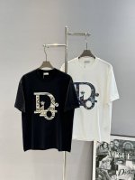Dio*R迪-奥25S新款情侣圆领T恤！胸前新款3D立体刺绣.260G甄选100%纯棉质感.棉质饱满富有弹性.秉持着对细节追求 图案也是经典！饱满清晰有质感.面