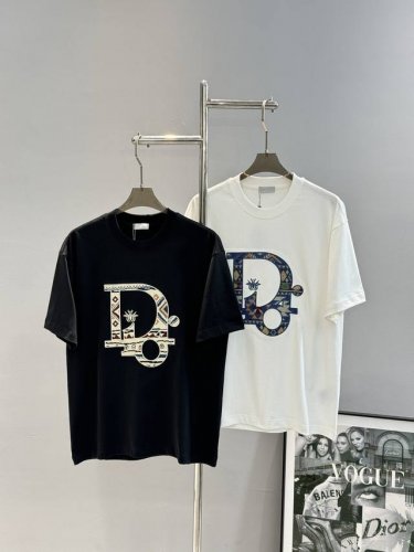 Dio*R迪-奥25S新款情侣圆领T恤！胸前新款3D立体刺绣.260G甄选100%纯棉质感.棉质饱满富有弹性.秉持着对细节追求 图案也是经典！饱满清晰有质感.面