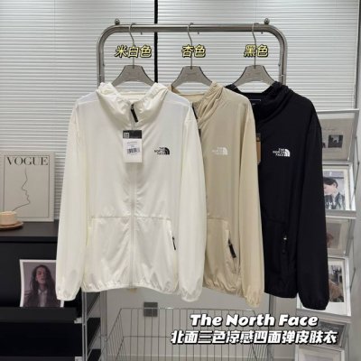 the North Face北面三色爆款连帽防晒衣皮肤衣 专柜同款四面弹皮肤衣男女同款 采用经典Upf四十 面料制成的运动连帽上衣。面料顺滑挺阔，横条肌理感，