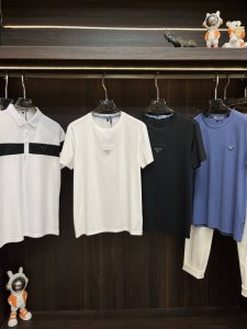 主推 prada 独家专供春季新款普拉达时尚休闲短袖 高级密针短袖高端欧版原单圆领T恤衫 透气舒适度高 细节无可挑剔 品牌元素设计理念 体现高品质 呈现休闲裁剪