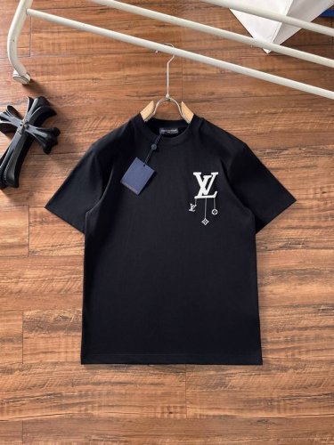 lv 2025夏装新款男女同款短袖T恤，！定制专属纯棉面料，定制原版工艺螺纹，胸前重工字母Logo工艺设计！简约大方，从容百搭，档次极高，完美融入时尚还有风情感