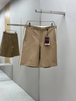 G家 2025春夏系列呈献短裤单品 以低调内敛之道展现标识细节 这款短裤采用米色西裤面料打造 Gucci印花压纹标识精彩点缀背面 侧边白色拉条装饰 高版本 码数